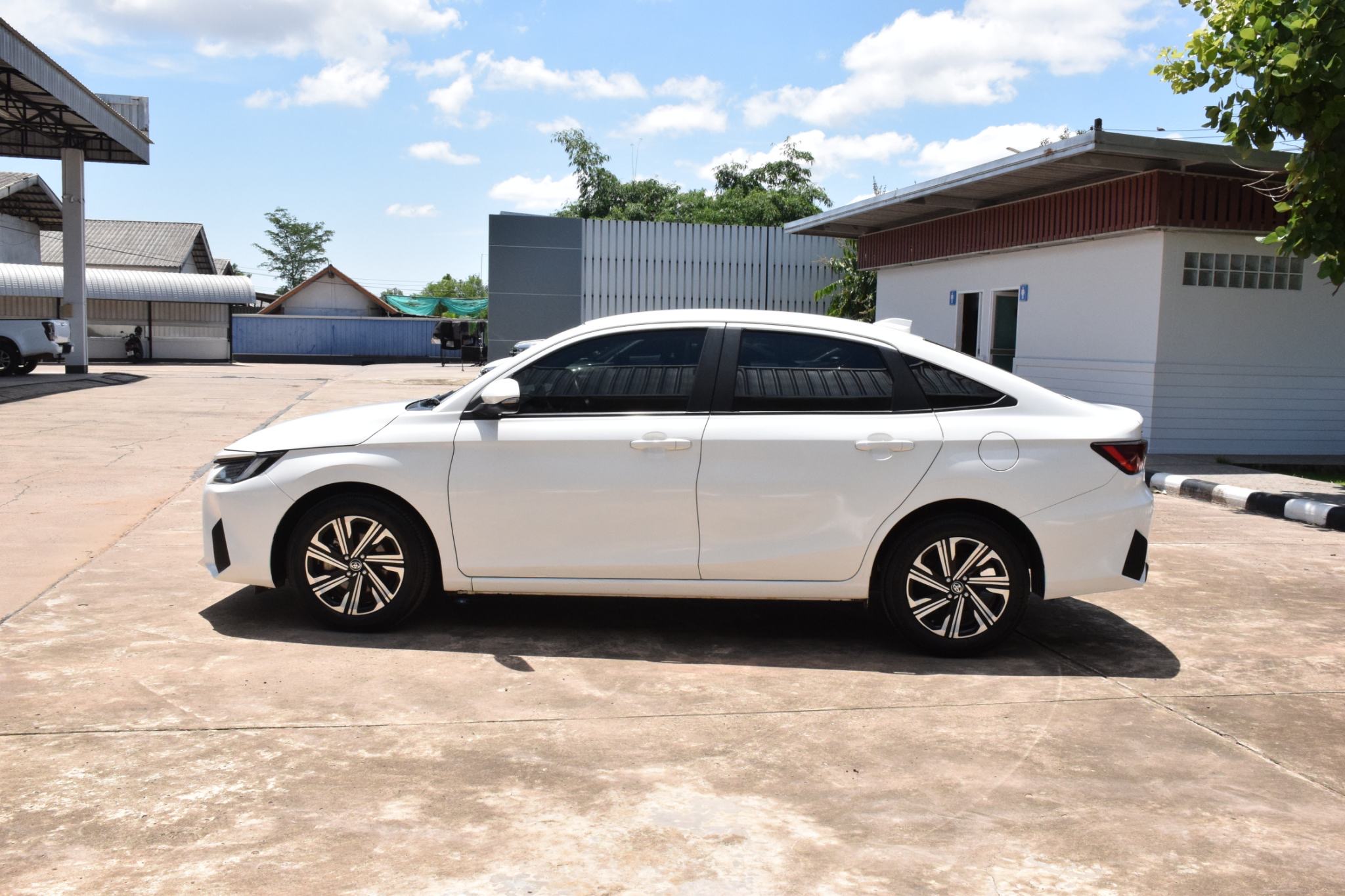 Car image 12