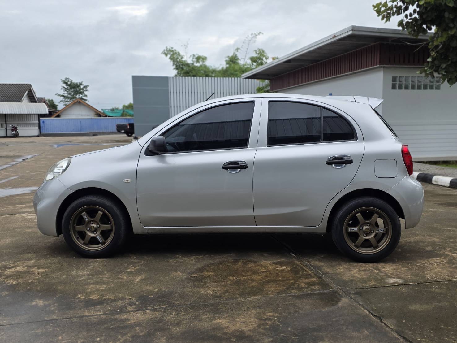 Car image 12