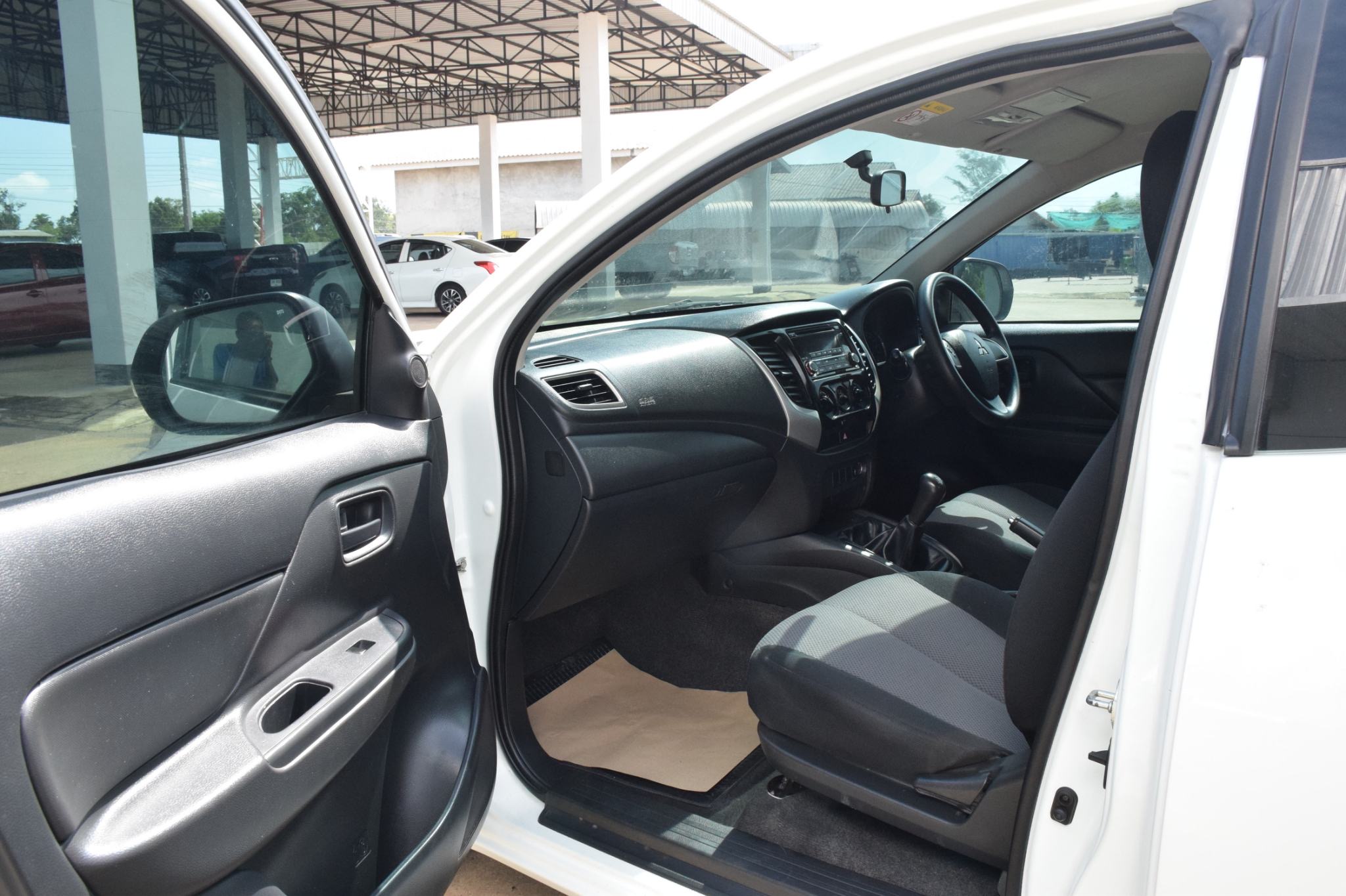 Car image 15