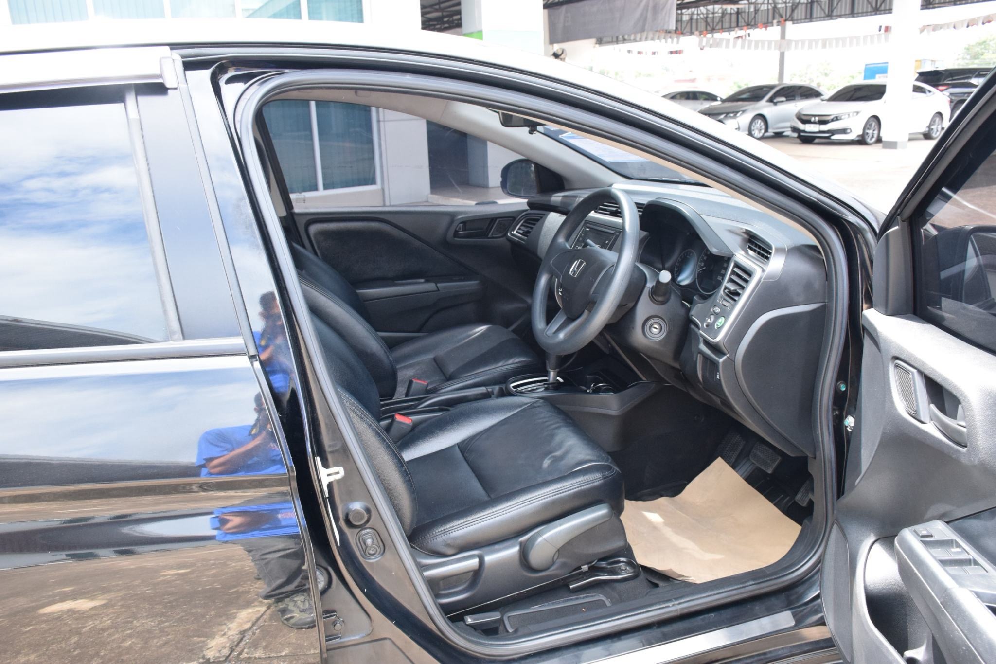 Car image 13