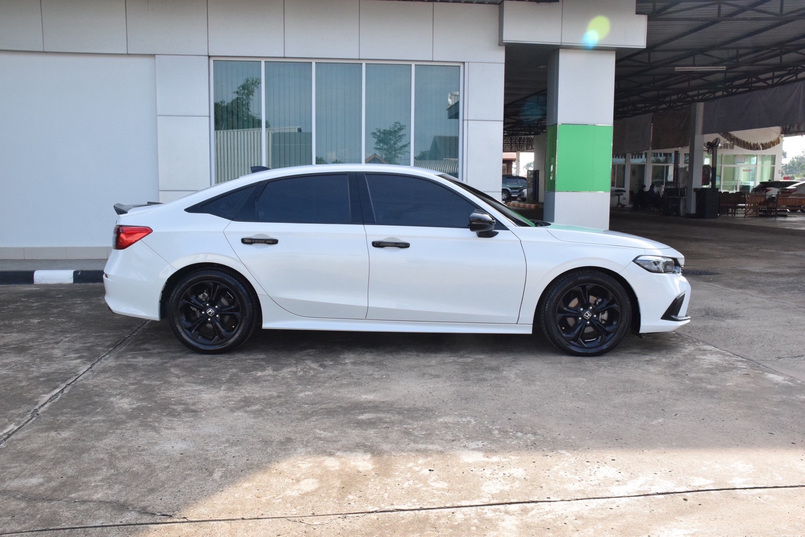 Car image 11