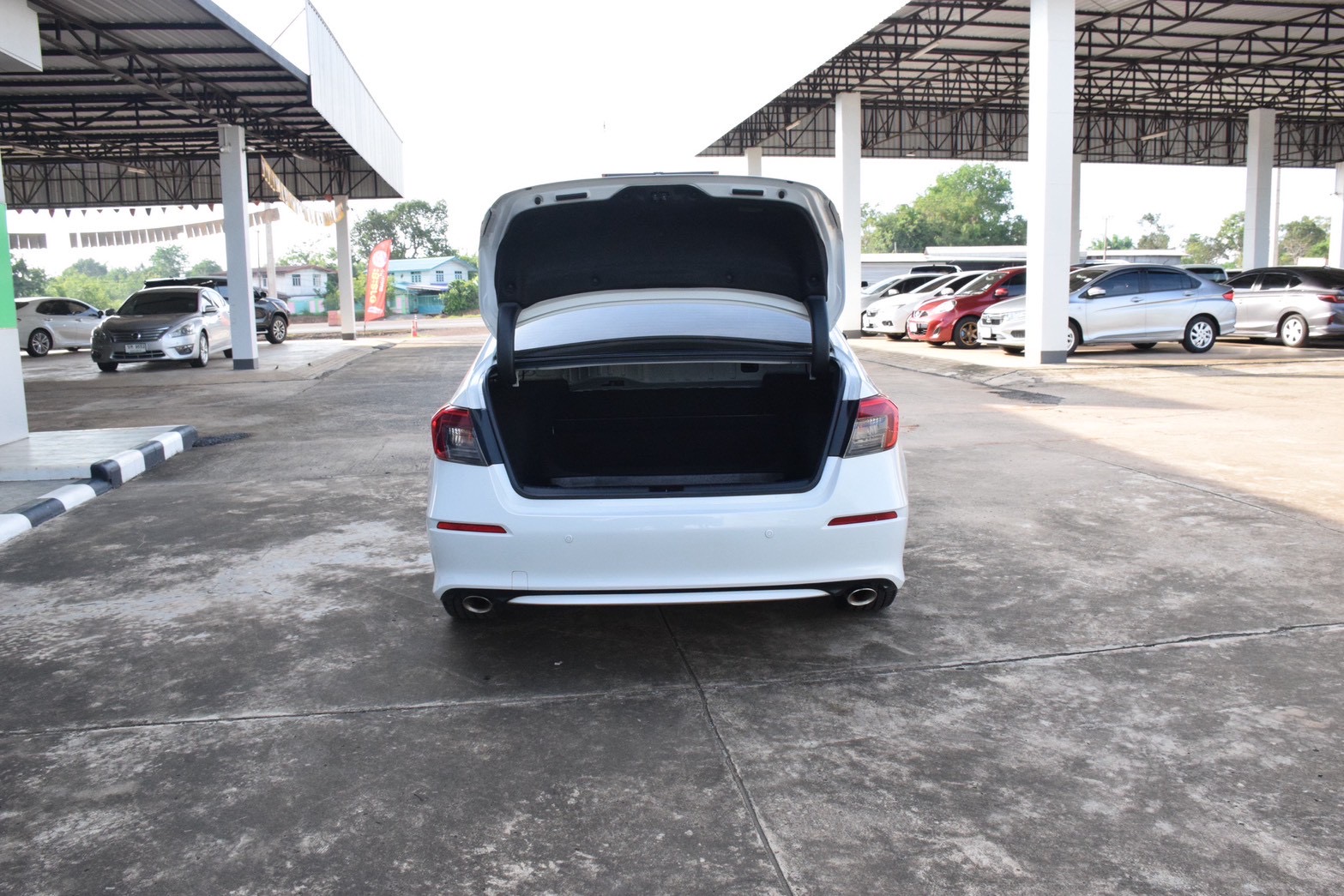 Car image 13
