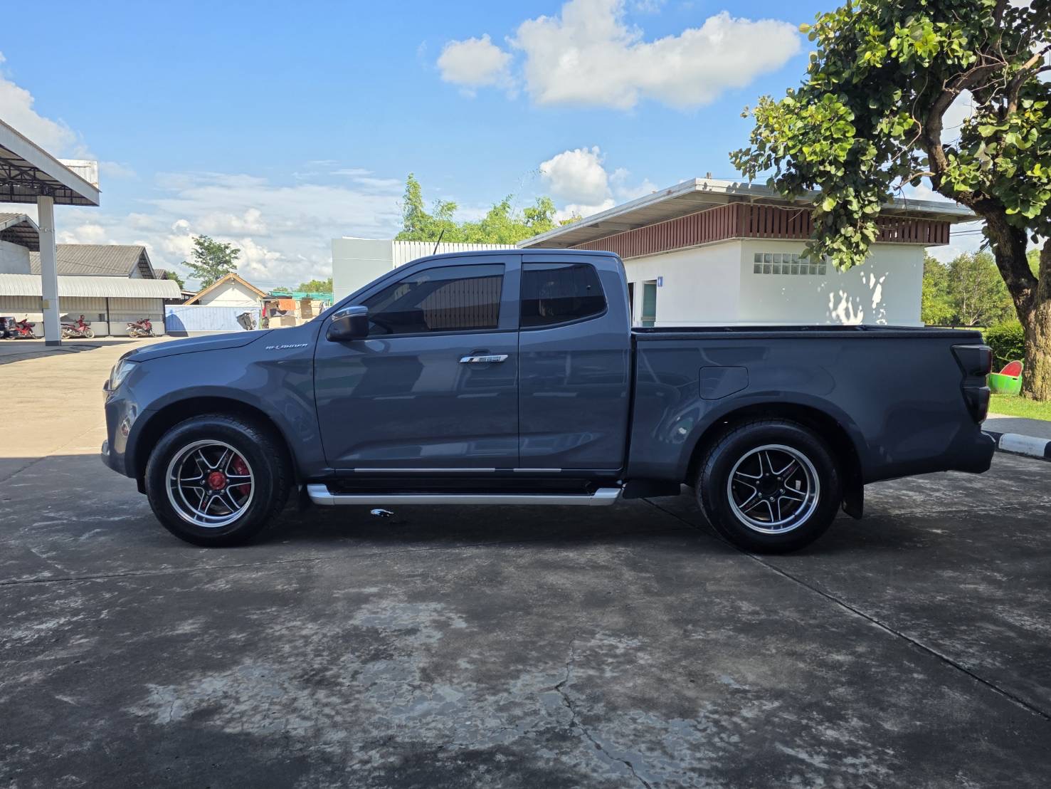 Car image 12