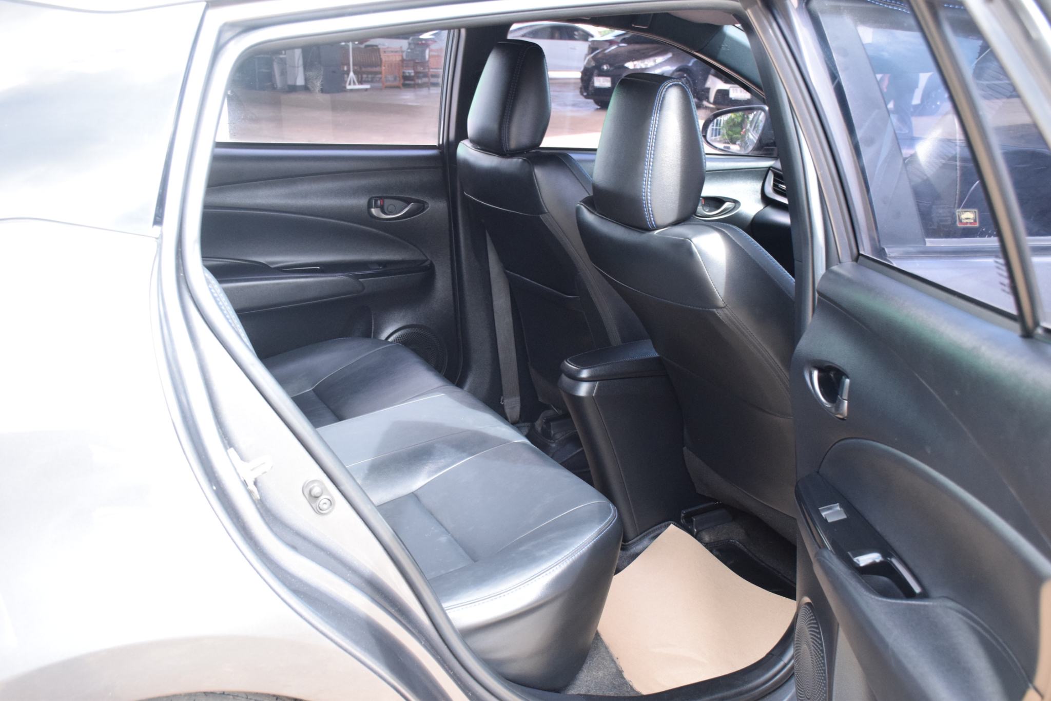 Car image 15