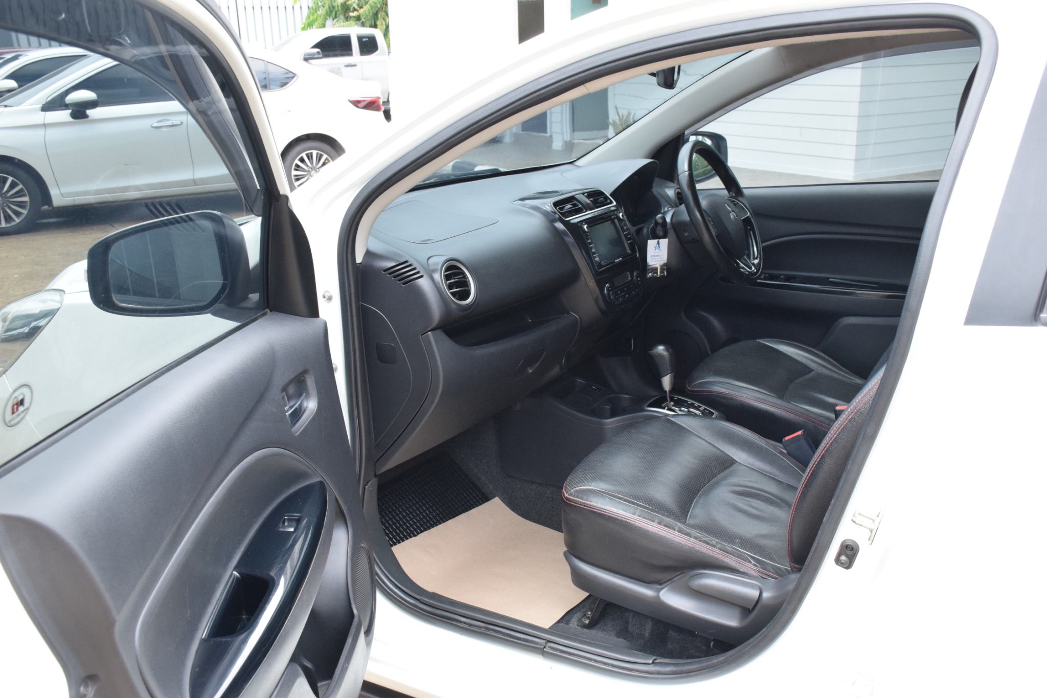 Car image 24