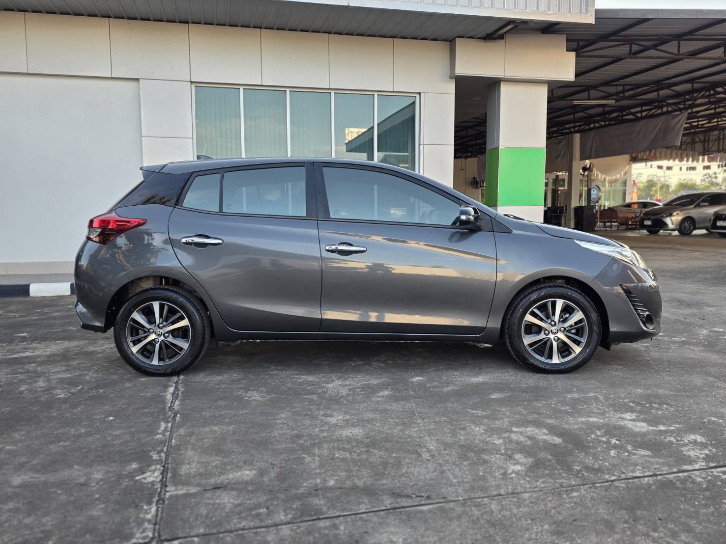 Car image 11