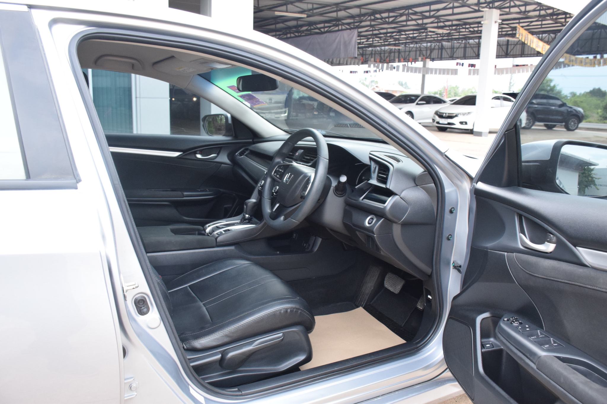 Car image 14