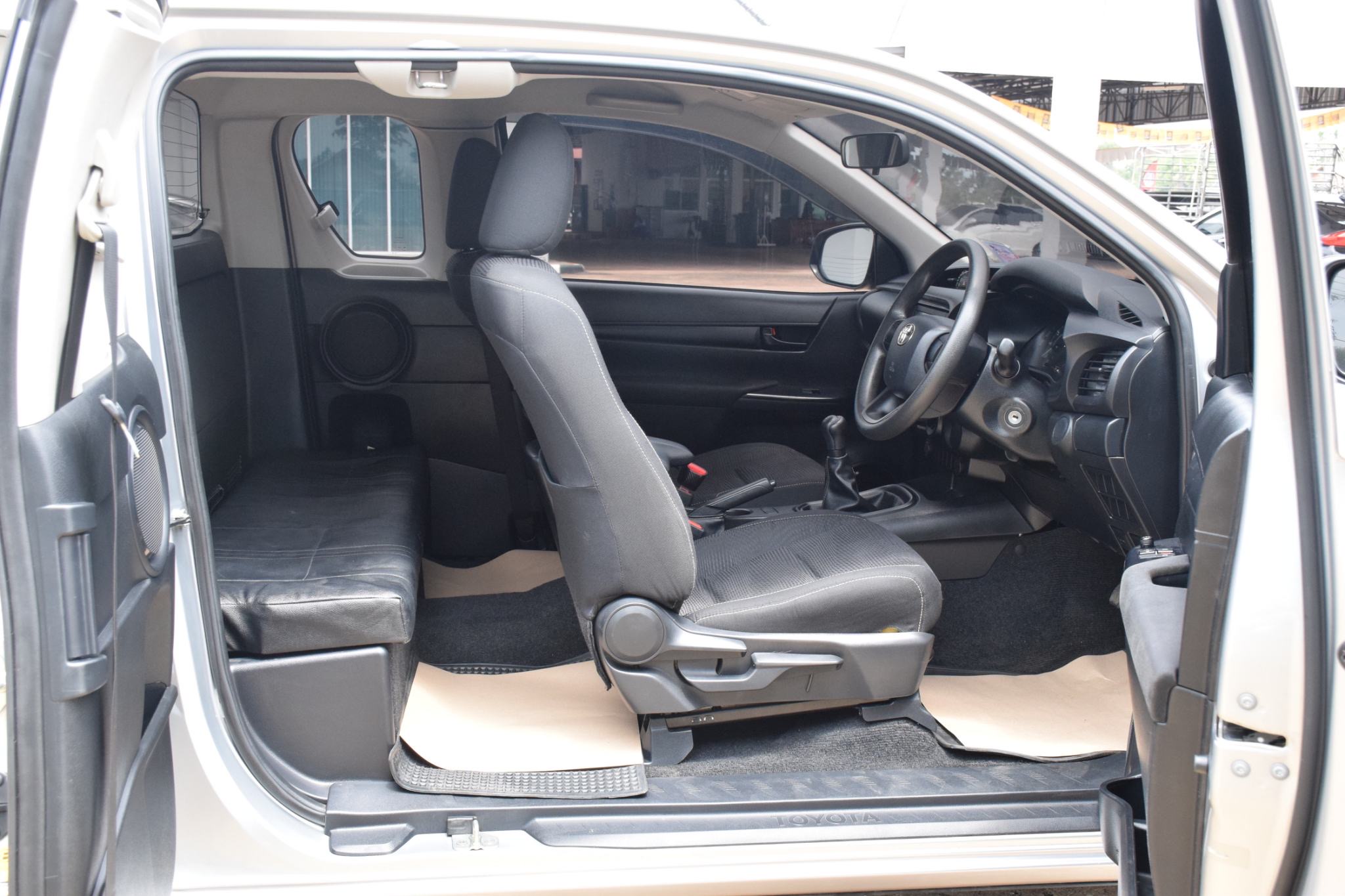 Car image 13