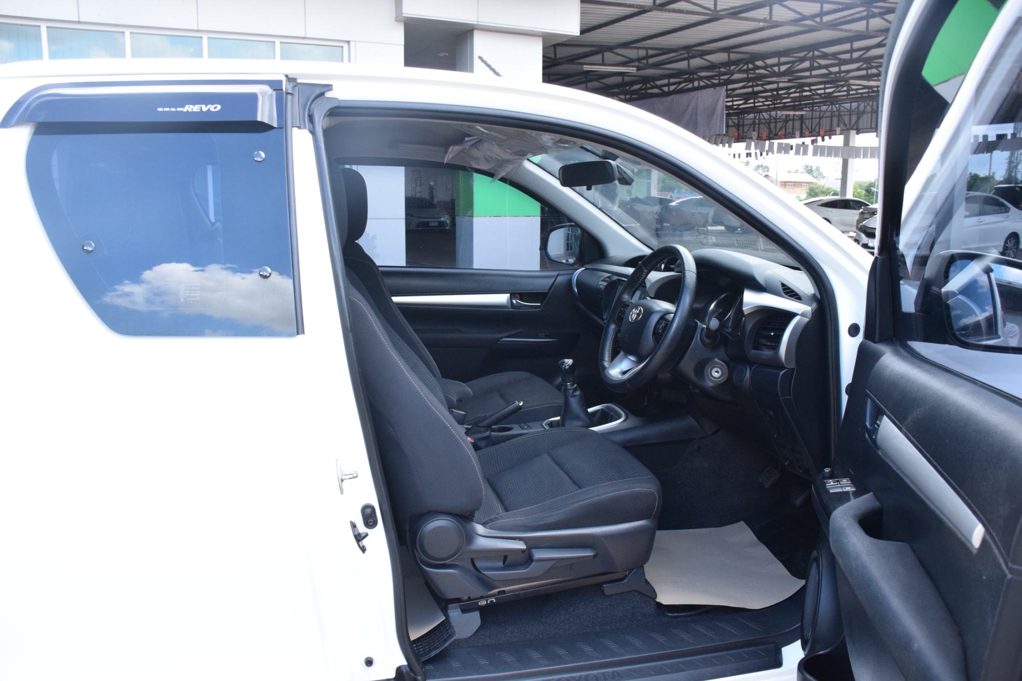 Car image 13