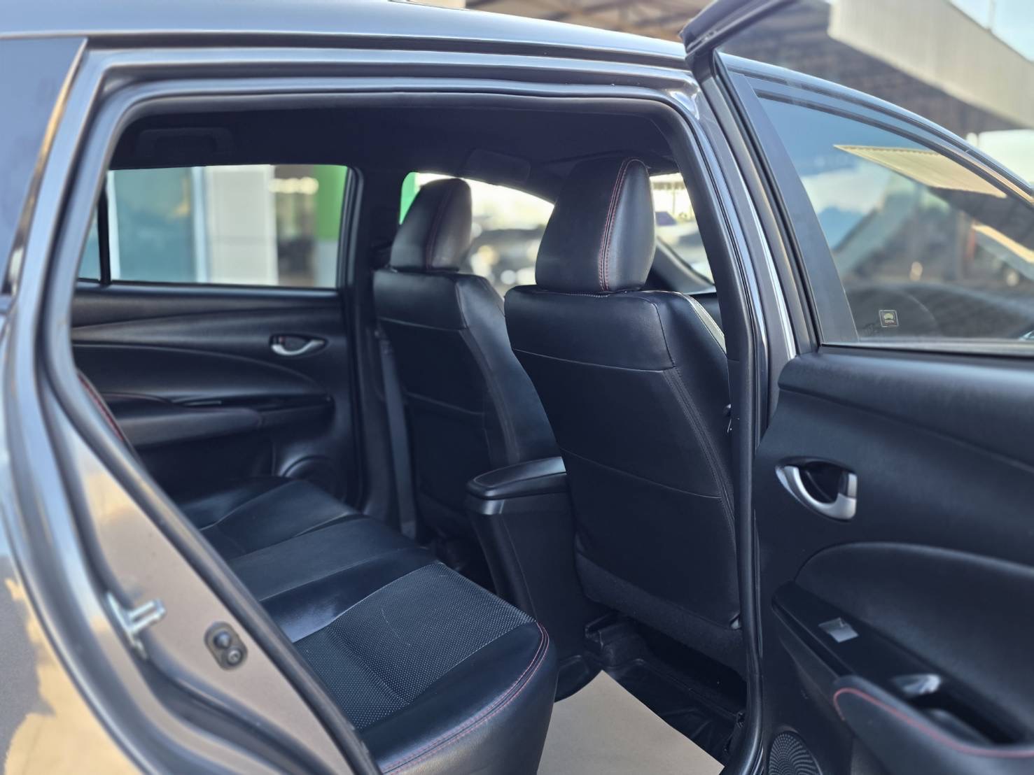 Car image 14