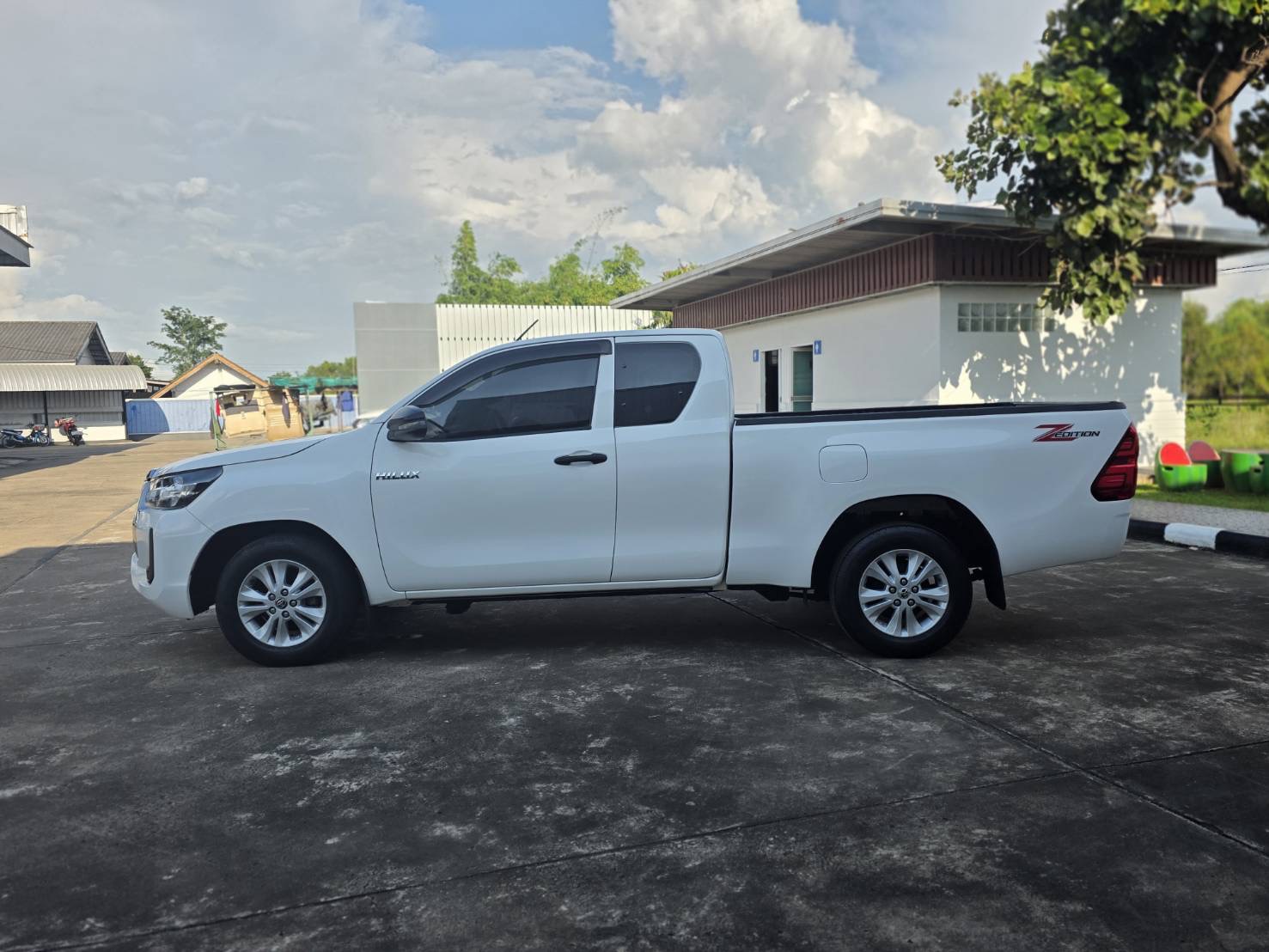 Car image 12