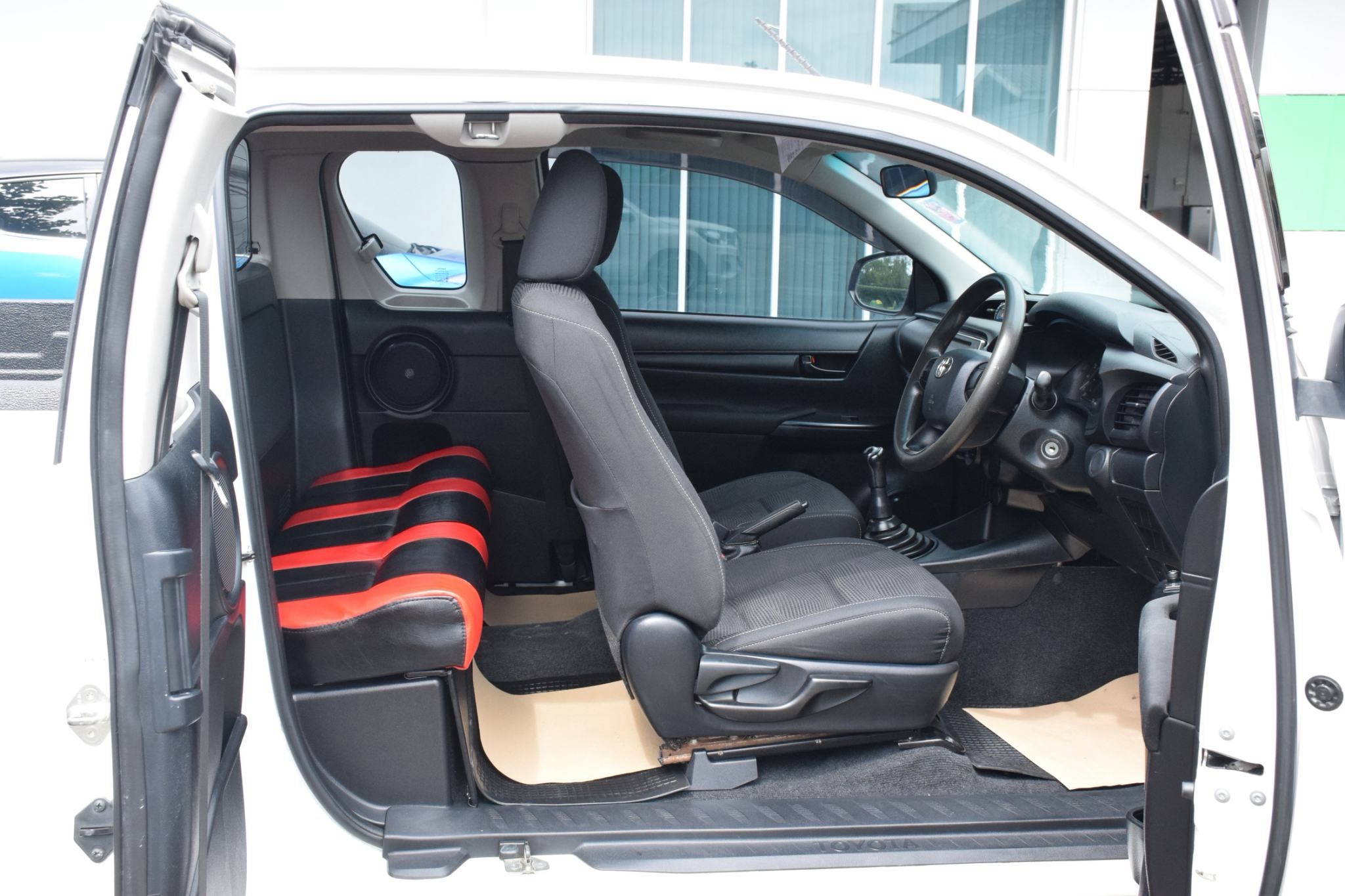 Car image 14