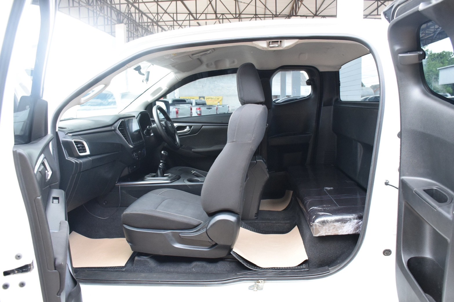 Car image 16