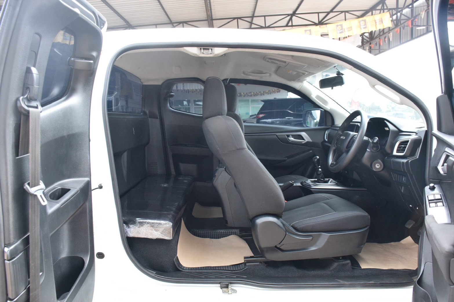 Car image 14