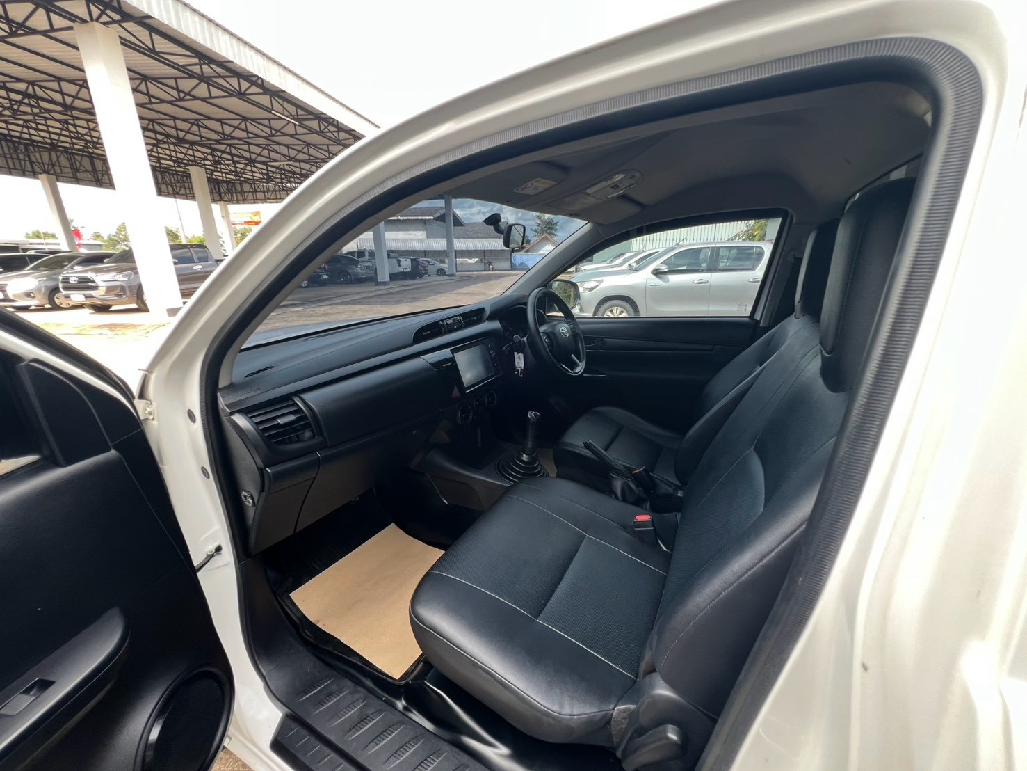 Car image 18