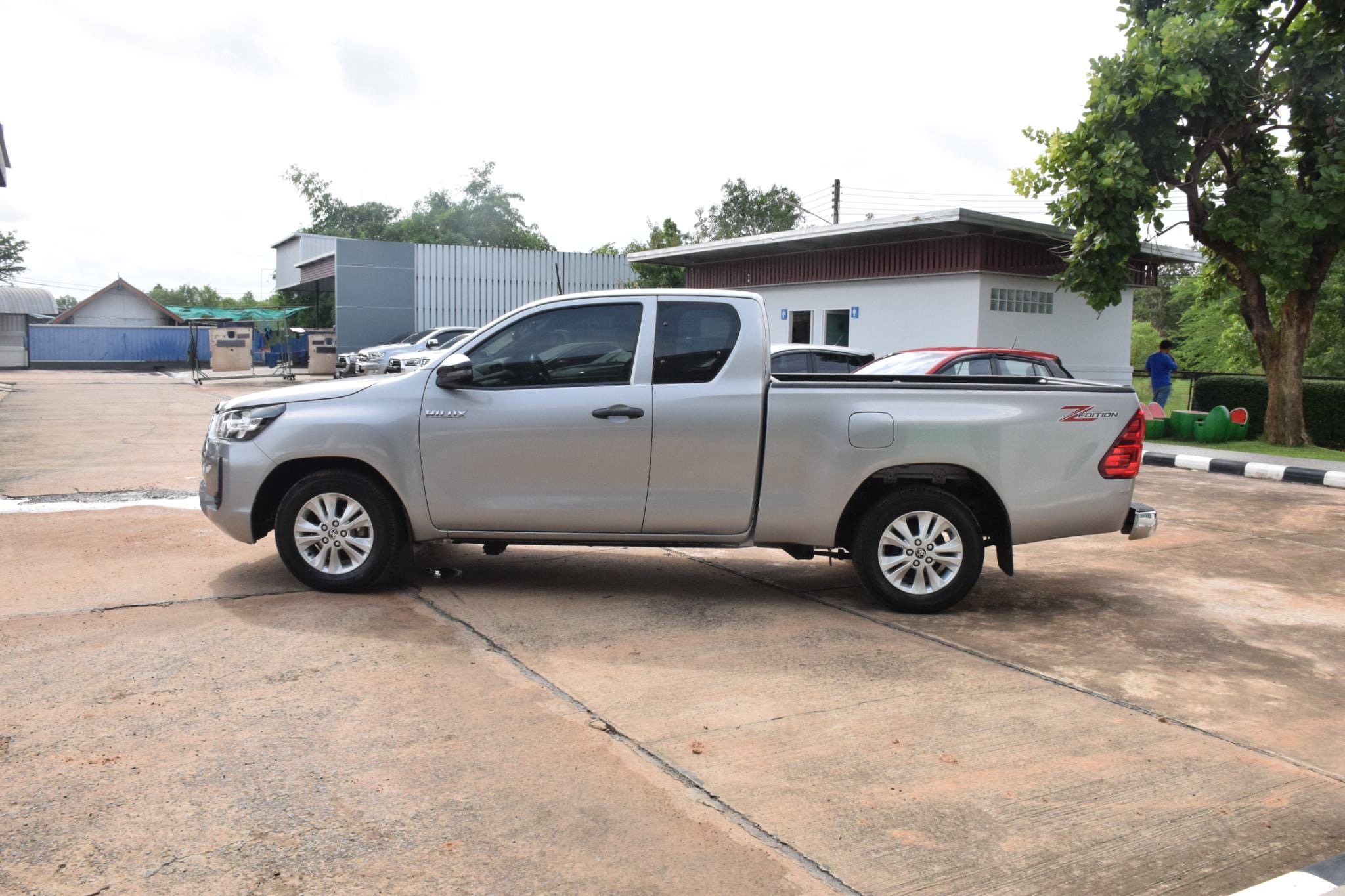 Car image 12