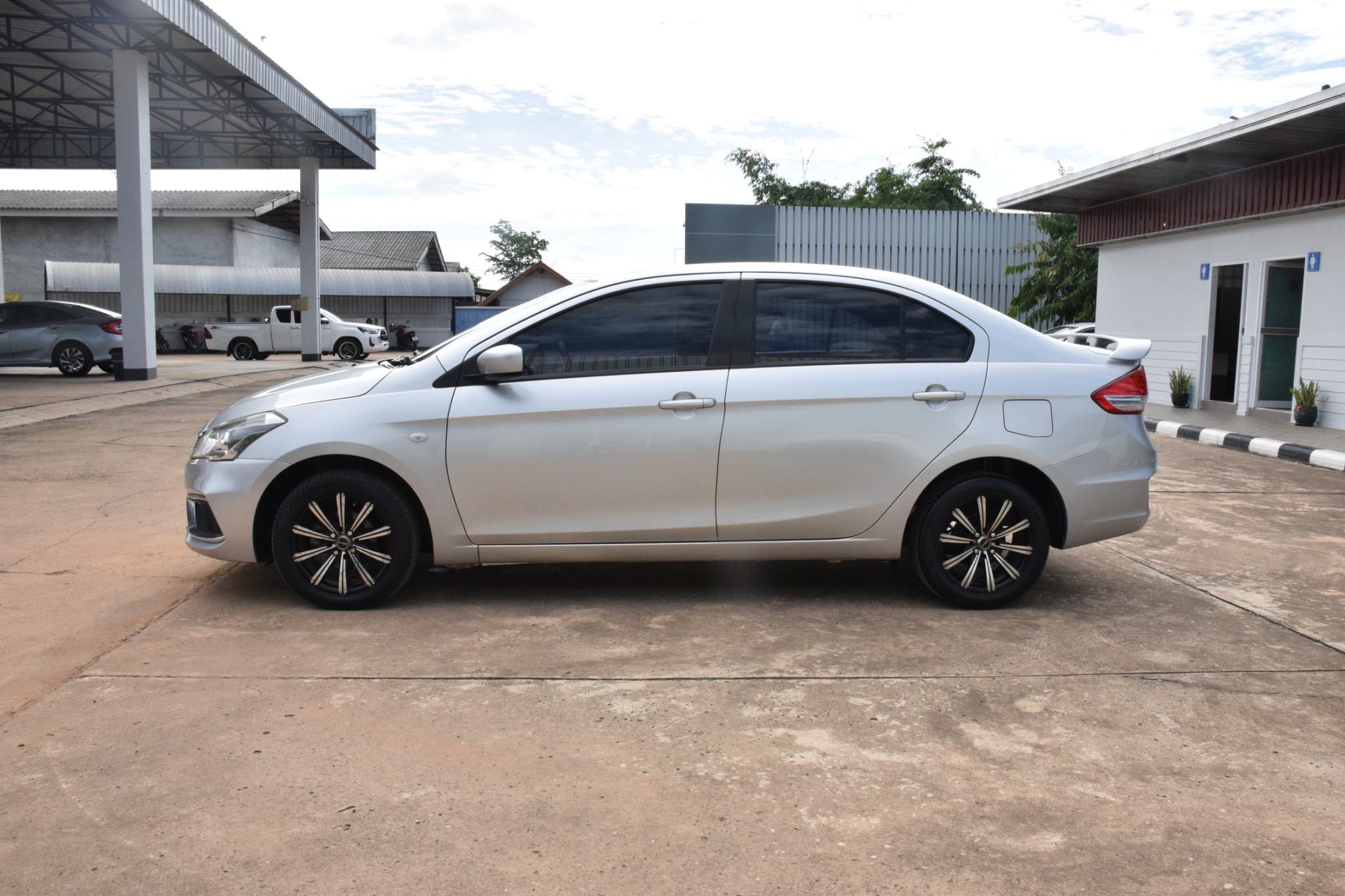 Car image 12