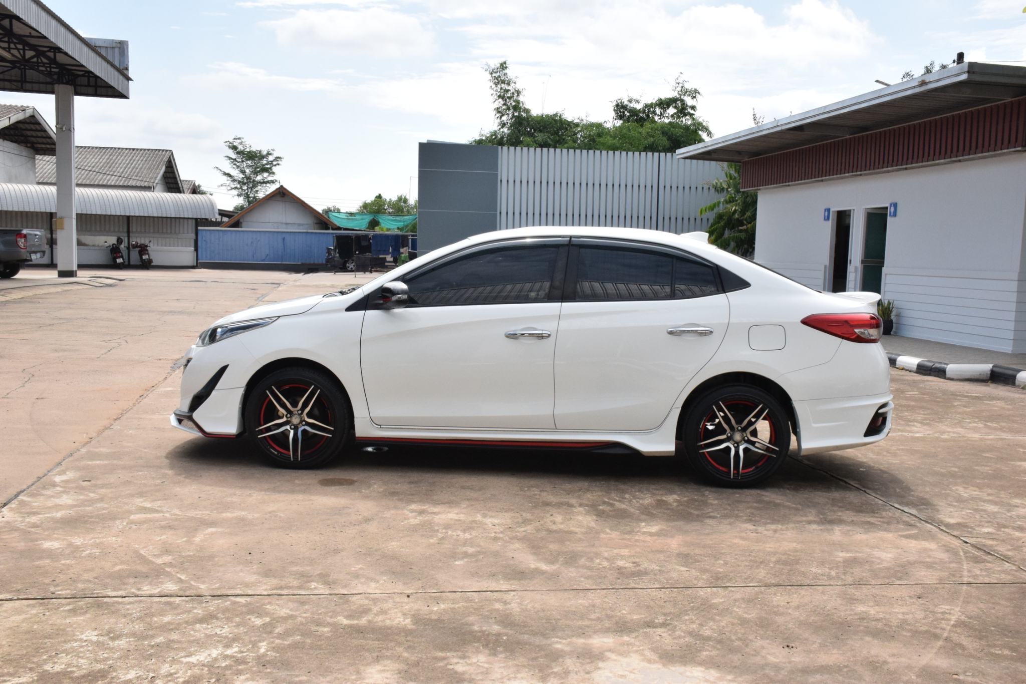 Car image 12