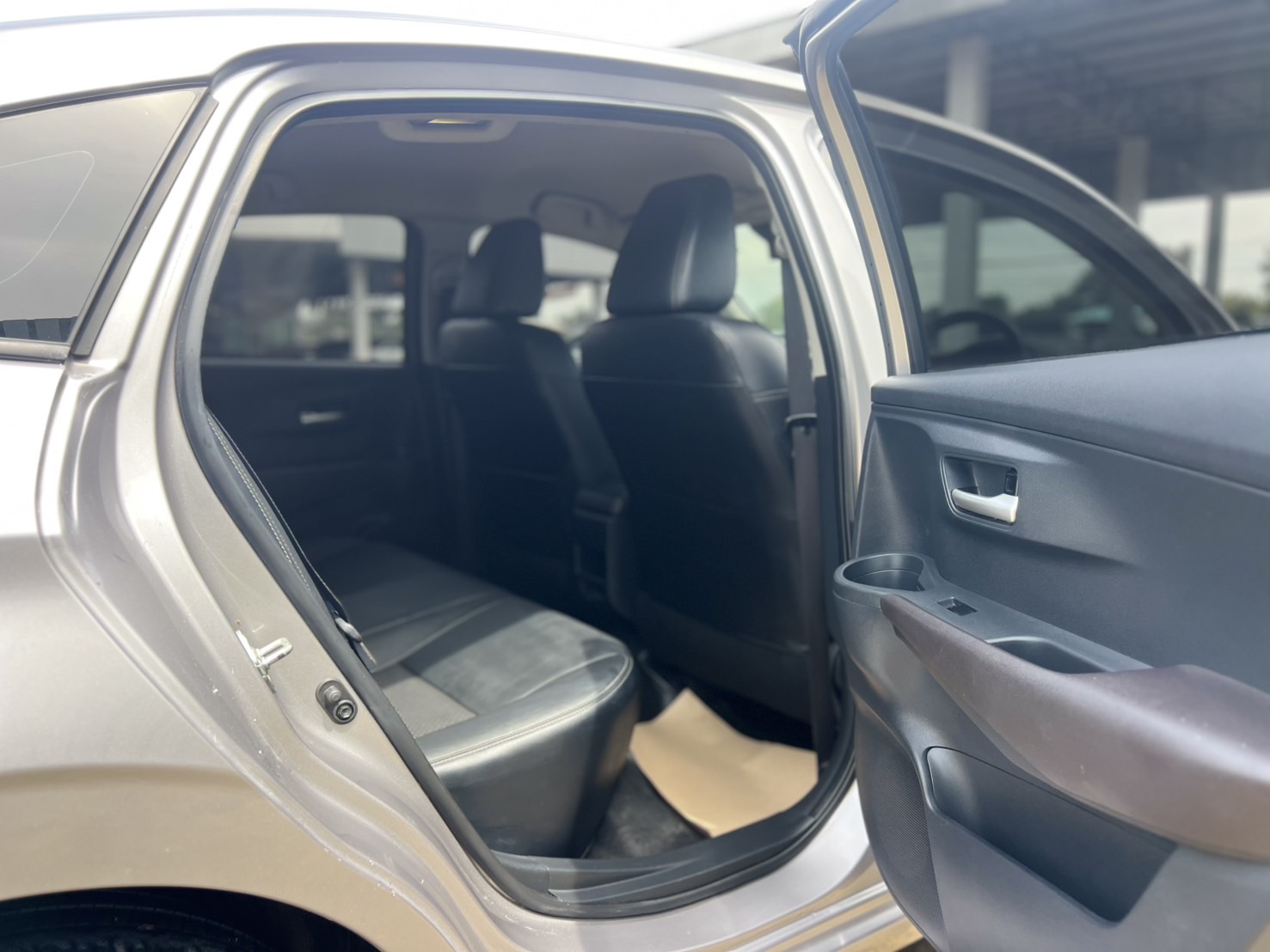 Car image 14