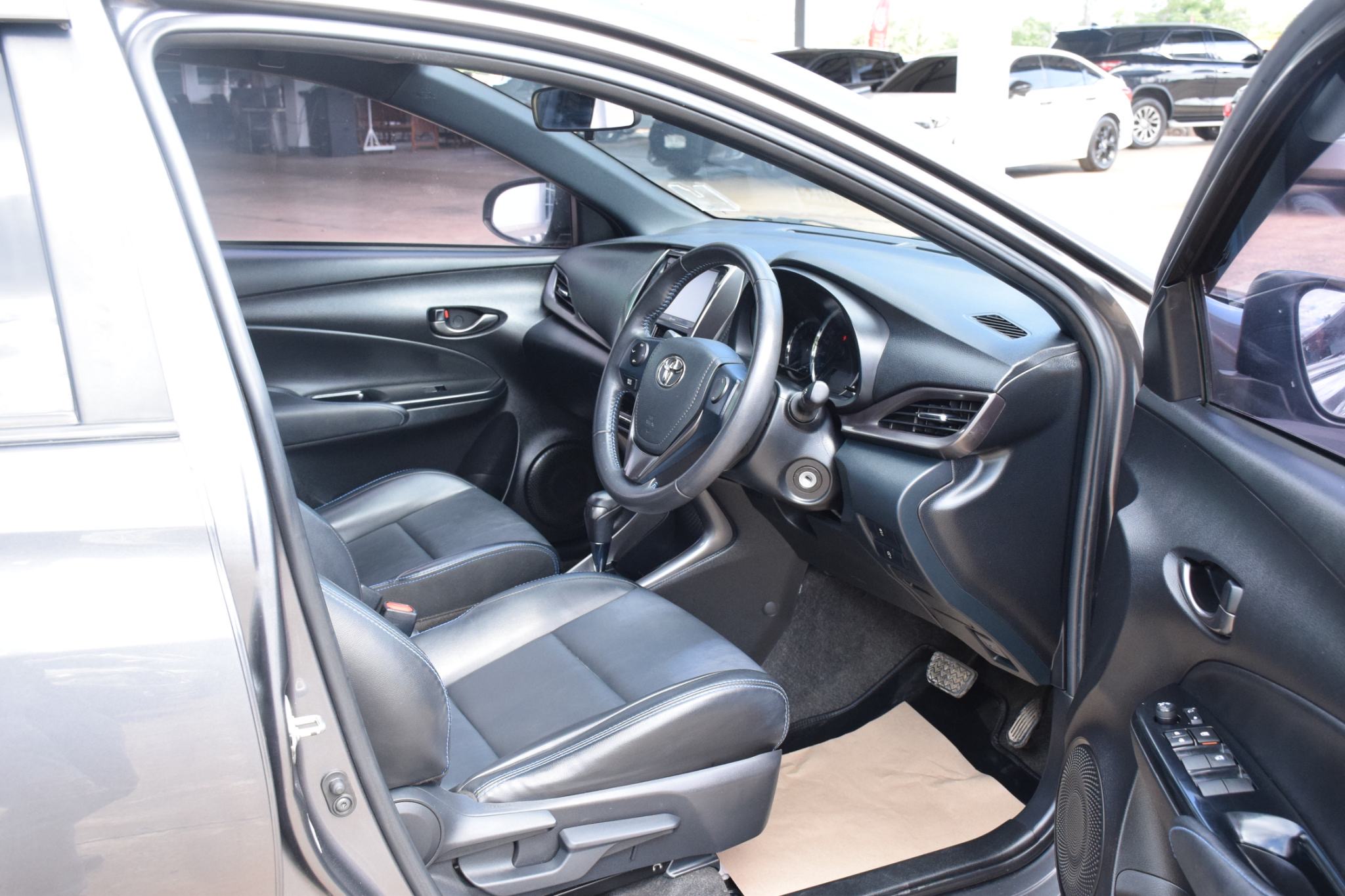 Car image 14