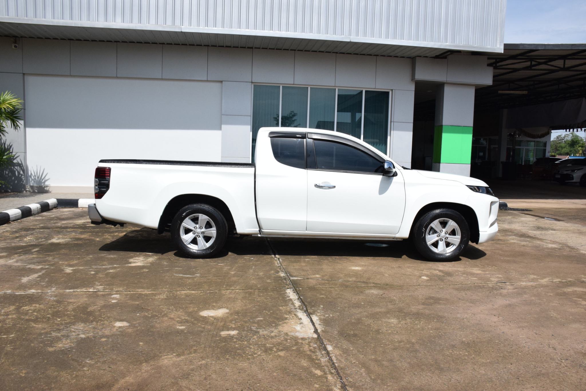 Car image 11