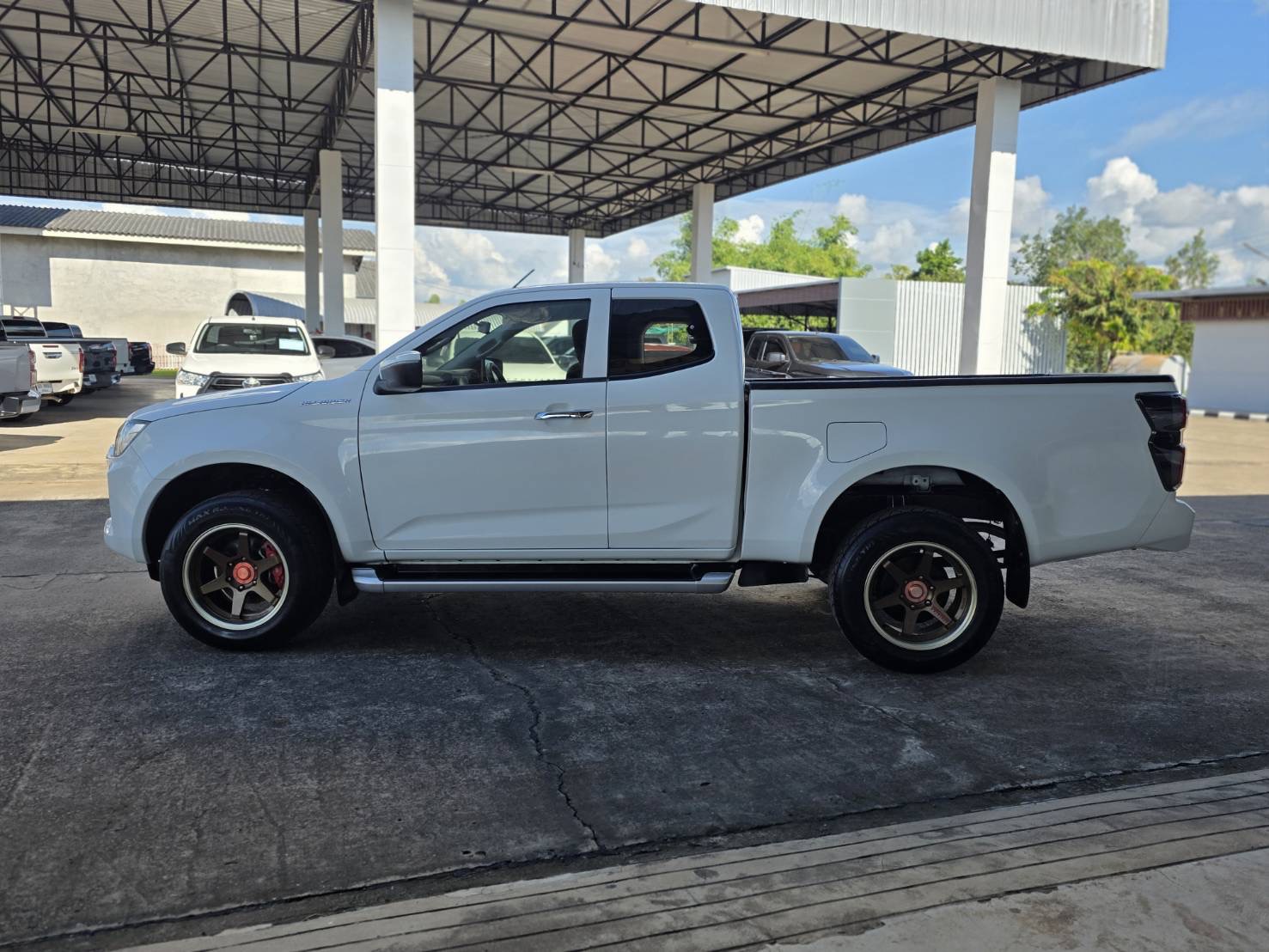 Car image 12