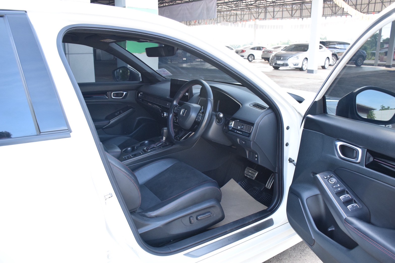 Car image 14