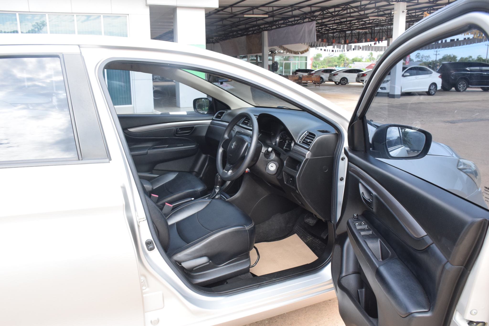 Car image 13