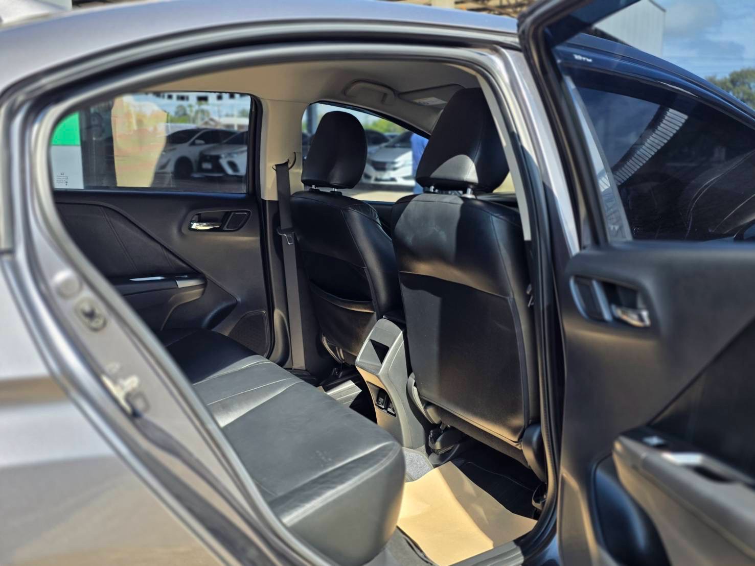 Car image 13