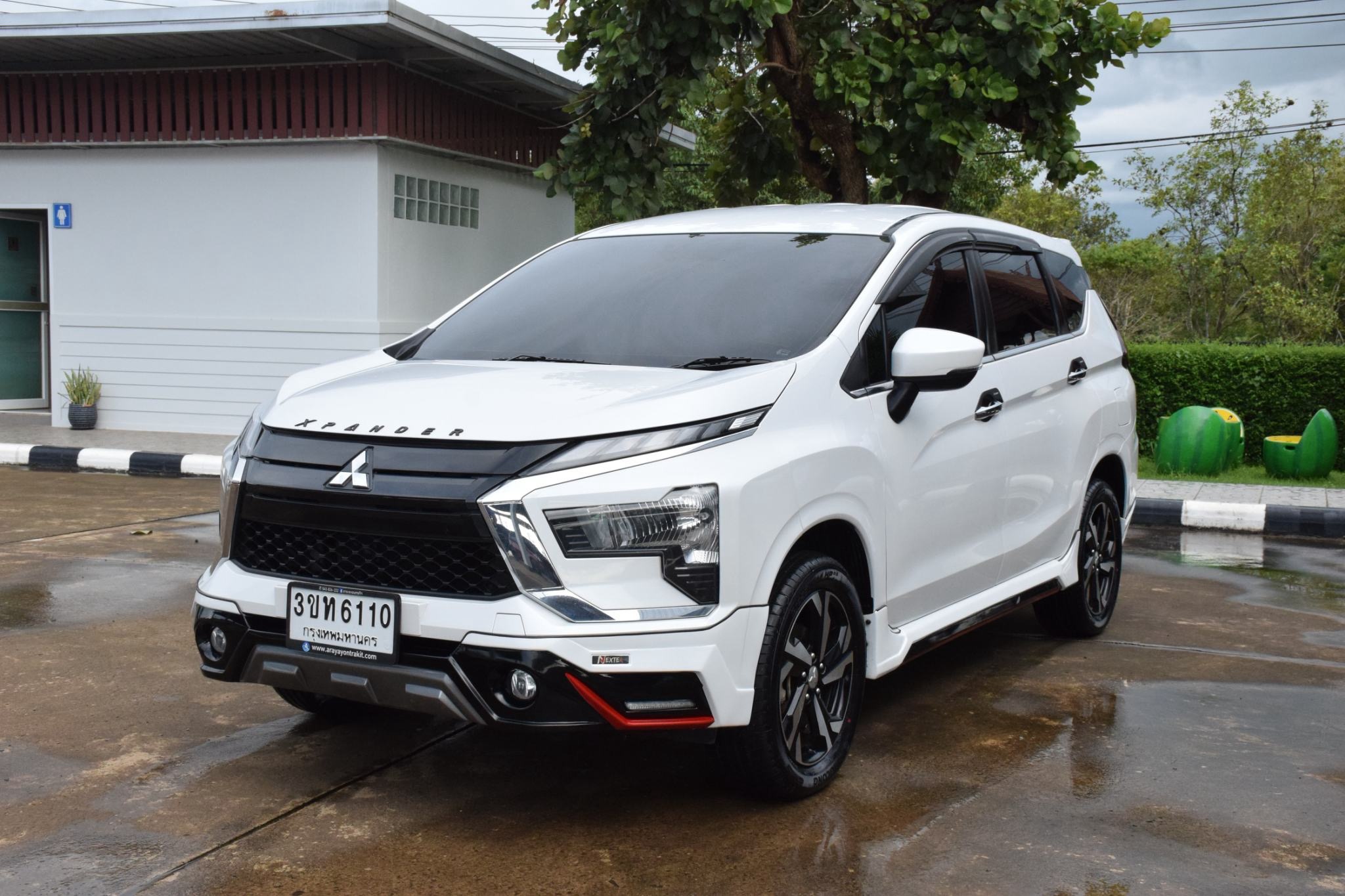 Car image 5