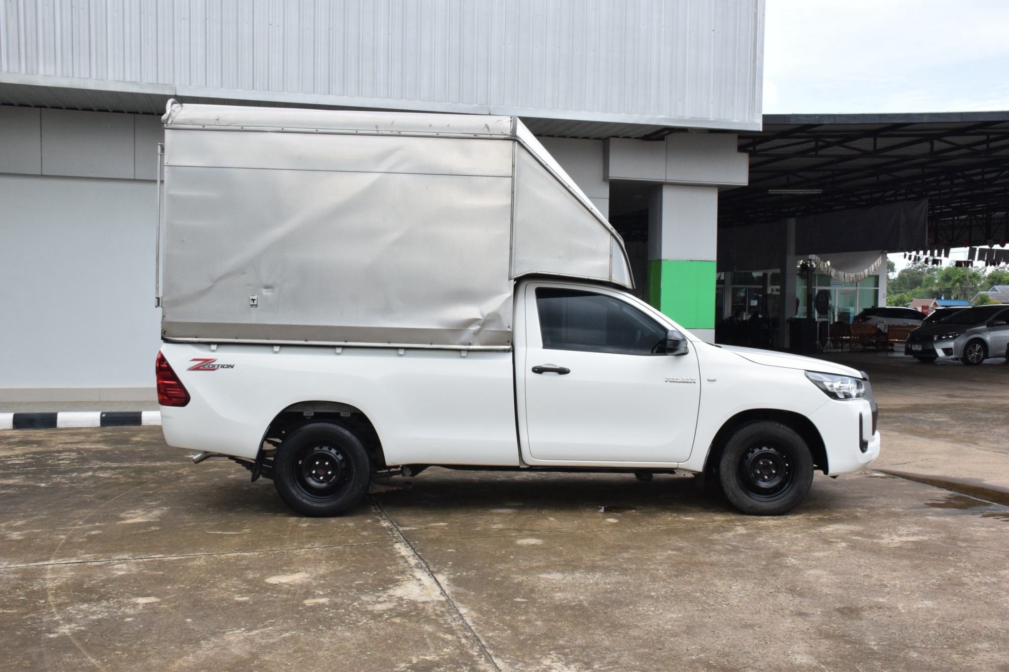 Car image 11