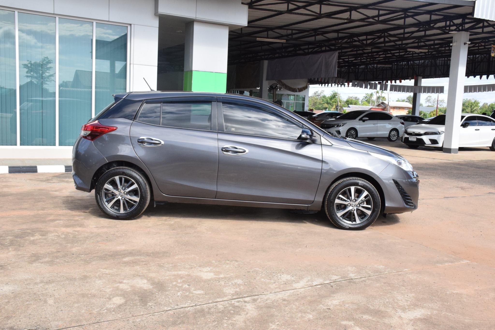 Car image 11