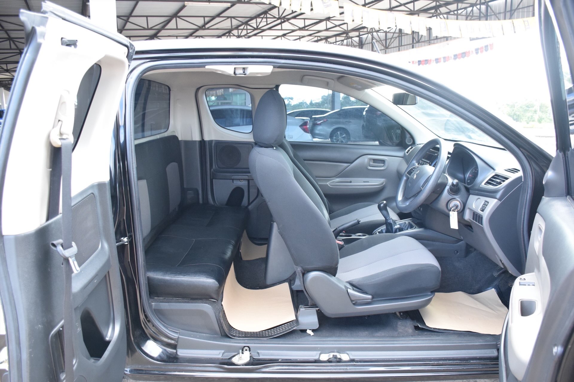 Car image 14