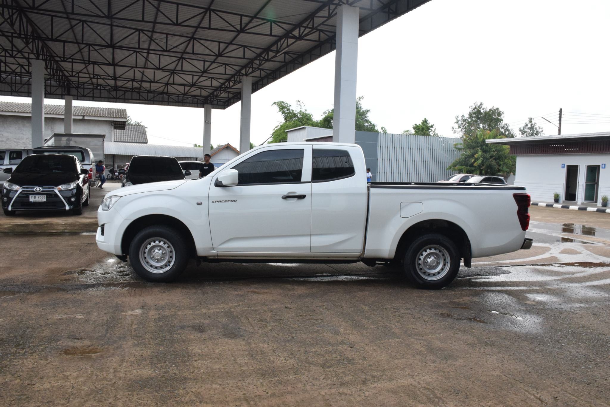 Car image 12