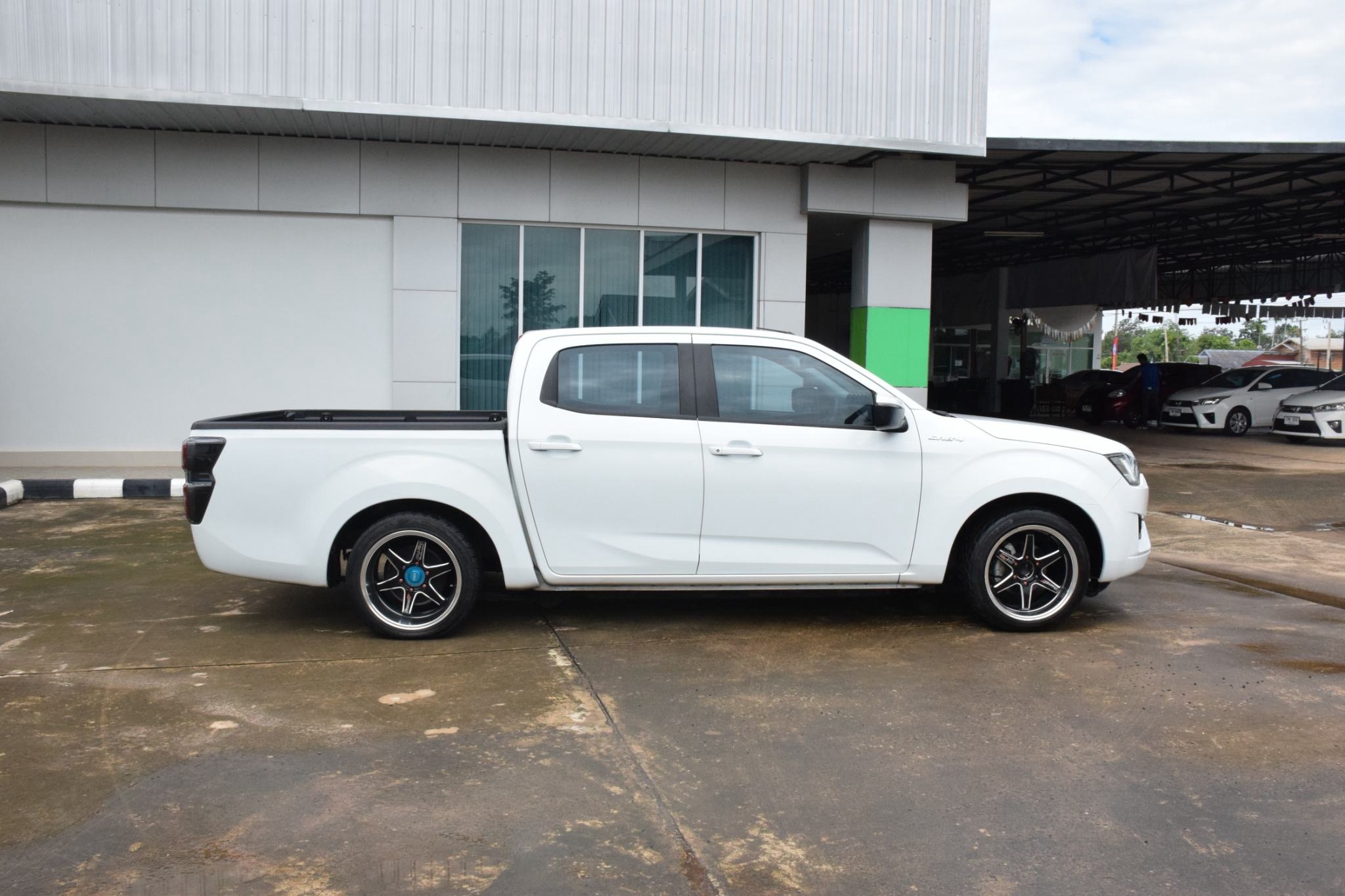 Car image 11