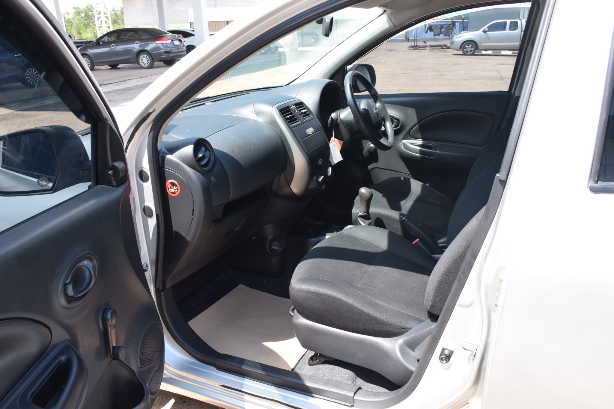 Car image 14