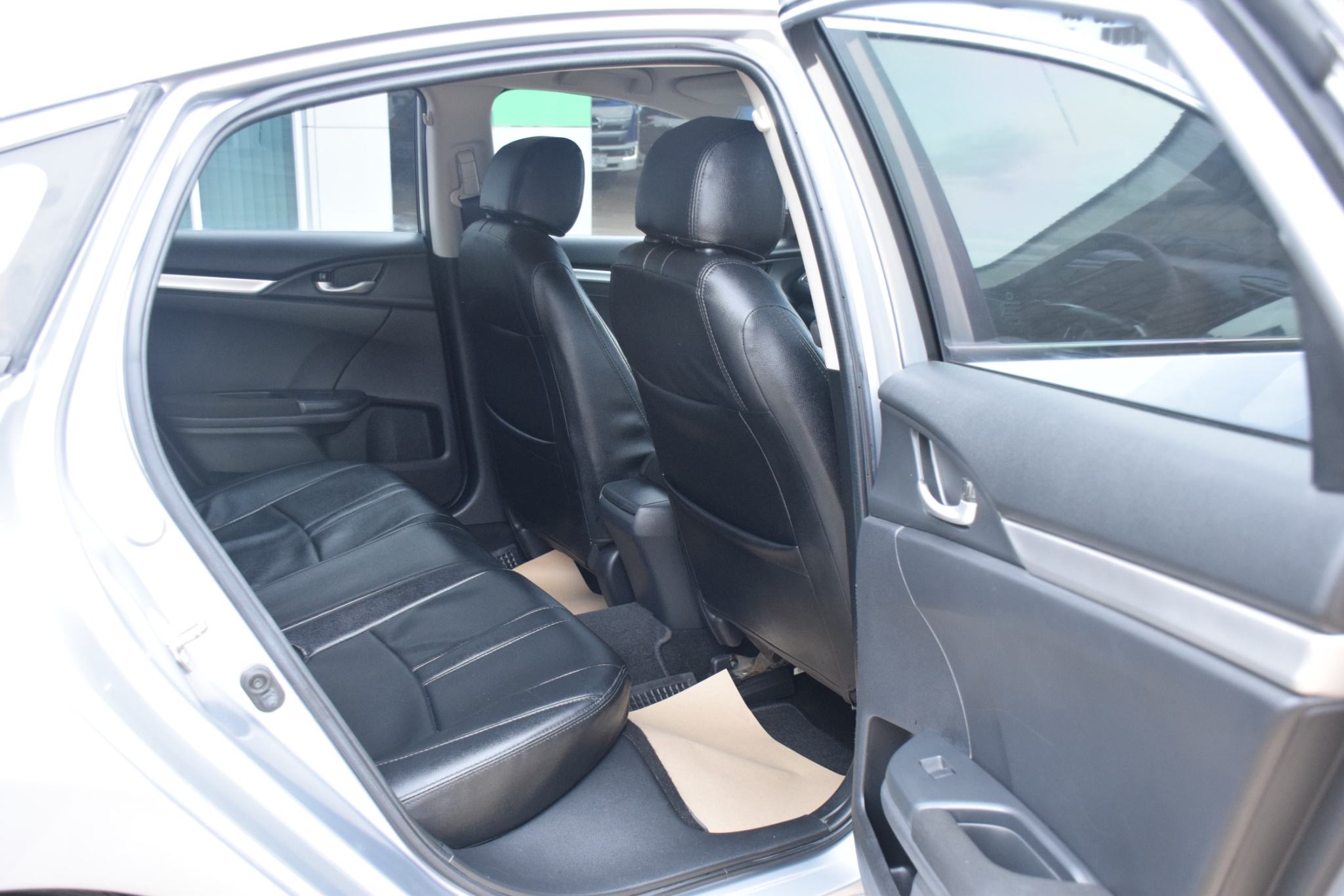 Car image 15