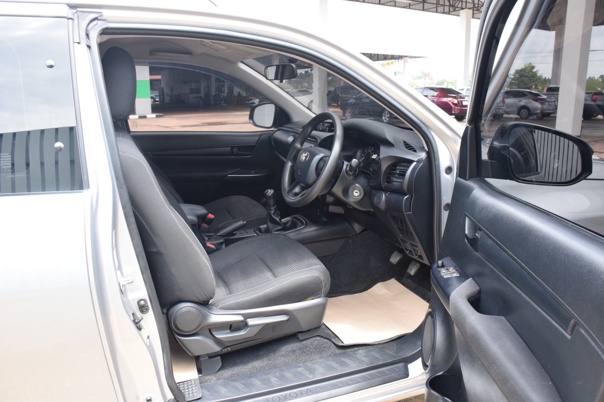 Car image 12