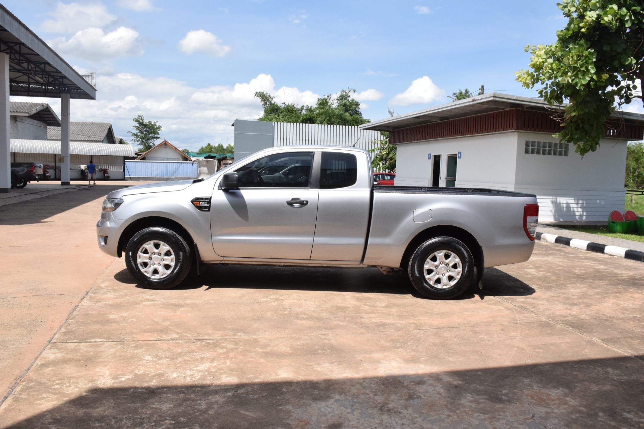 Car image 12