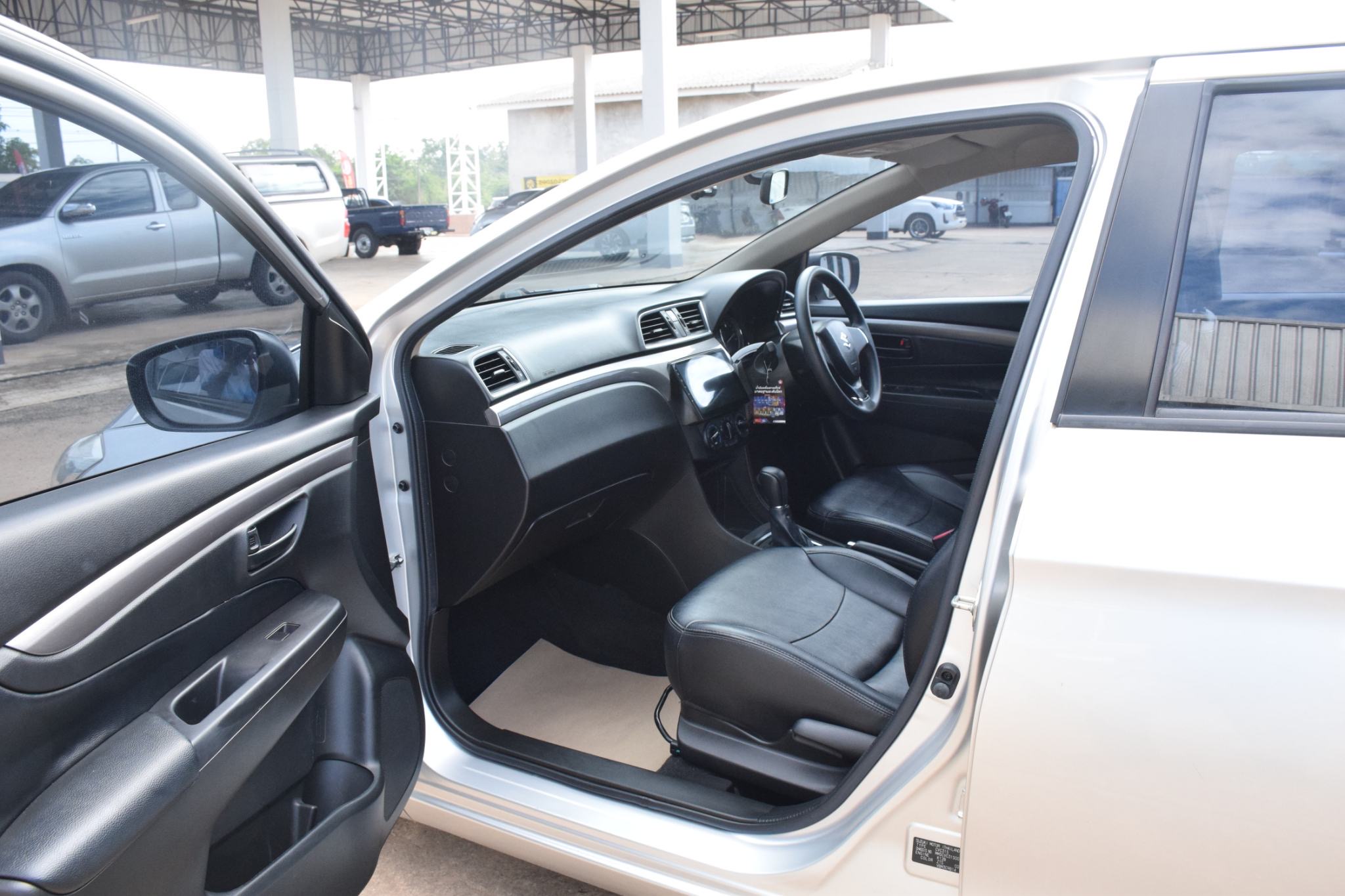 Car image 15