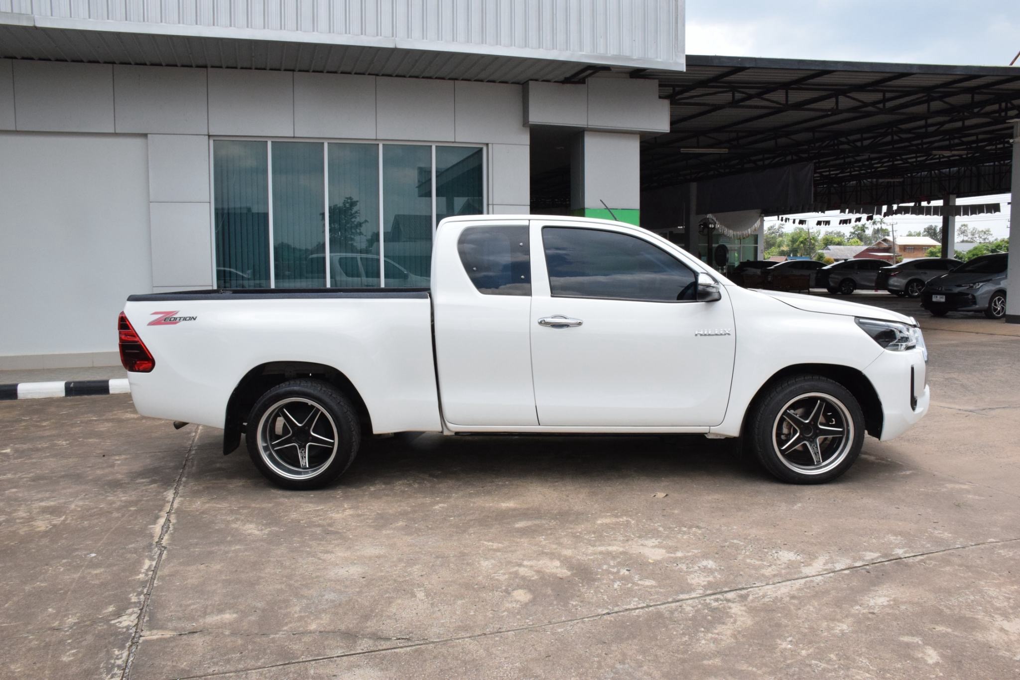 Car image 11