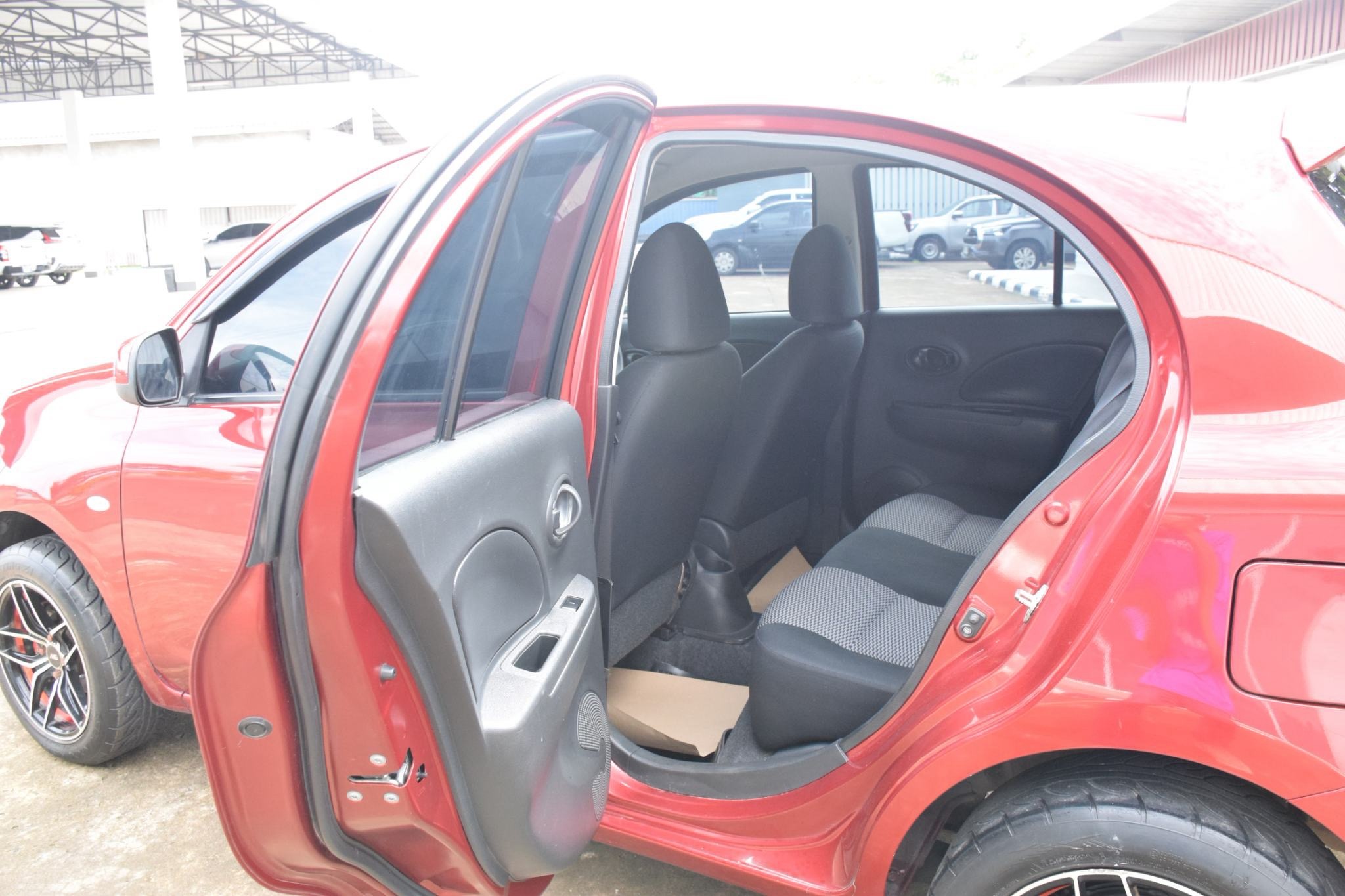 Car image 17