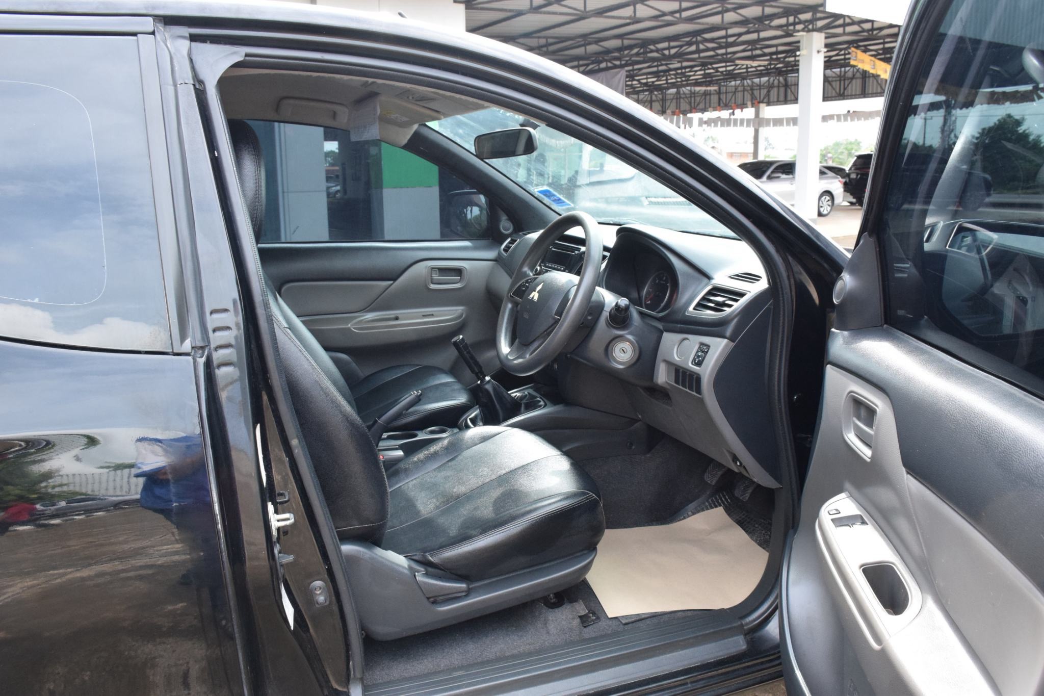 Car image 13