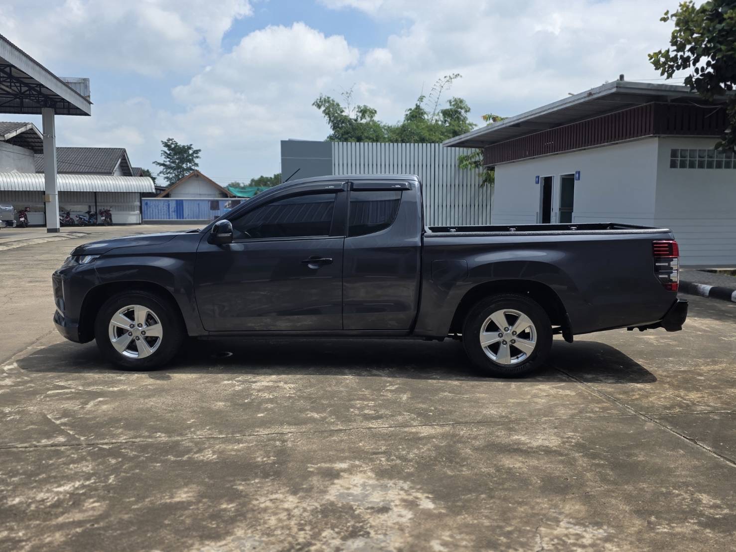 Car image 12