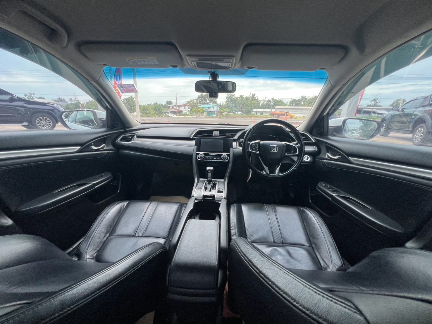 Car image 24