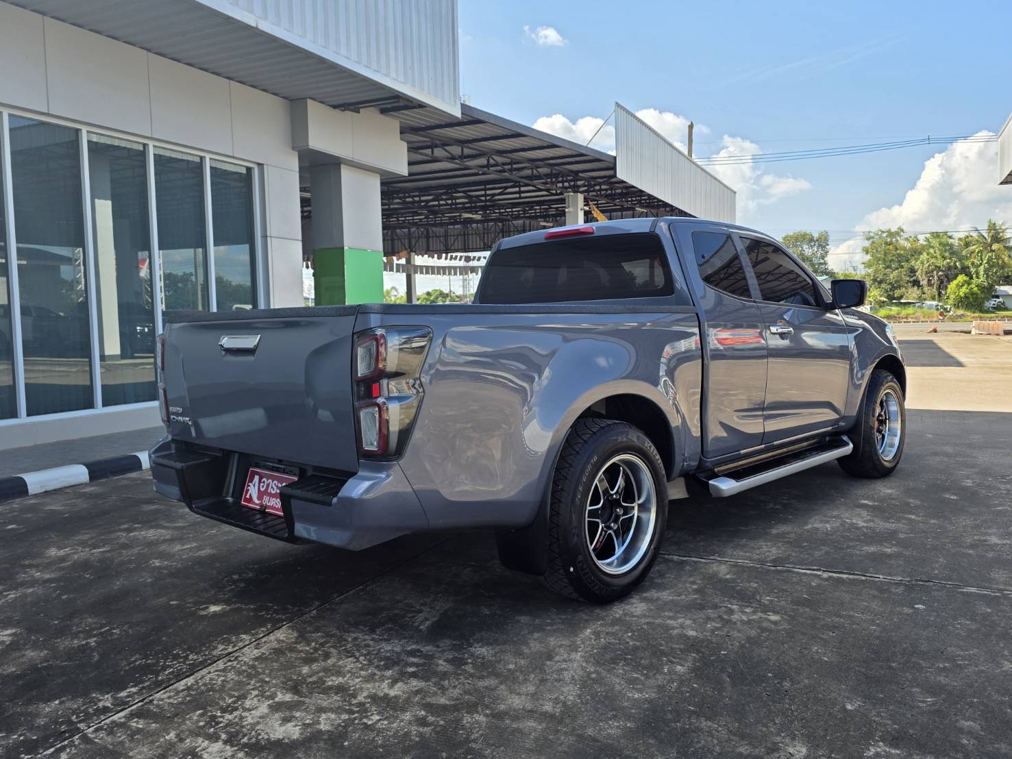Car image 8