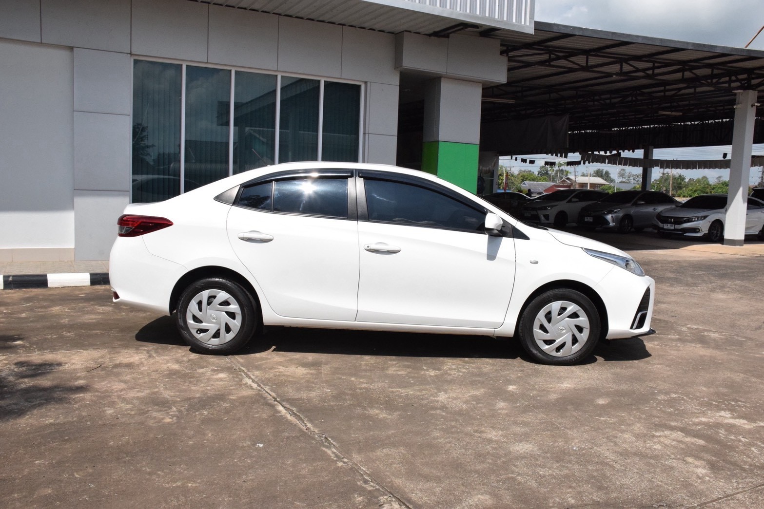 Car image 11