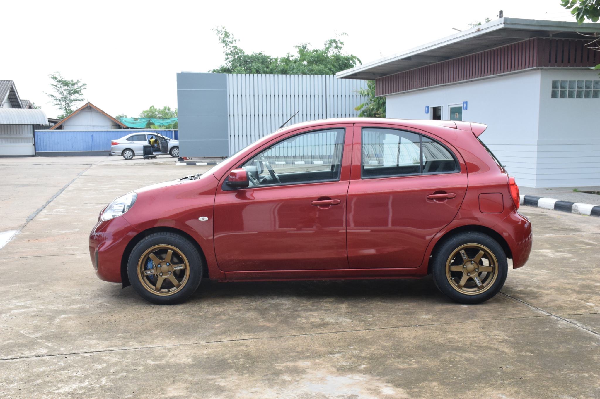 Car image 12