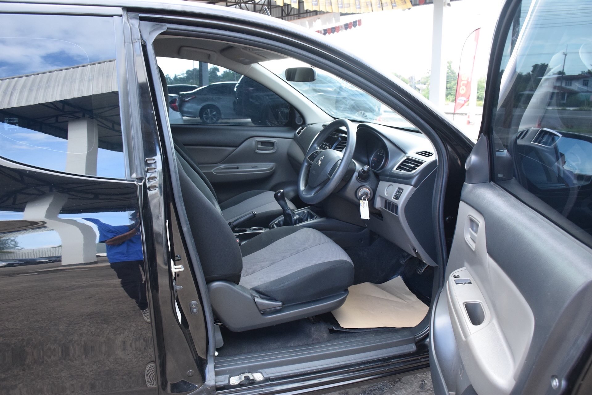 Car image 13