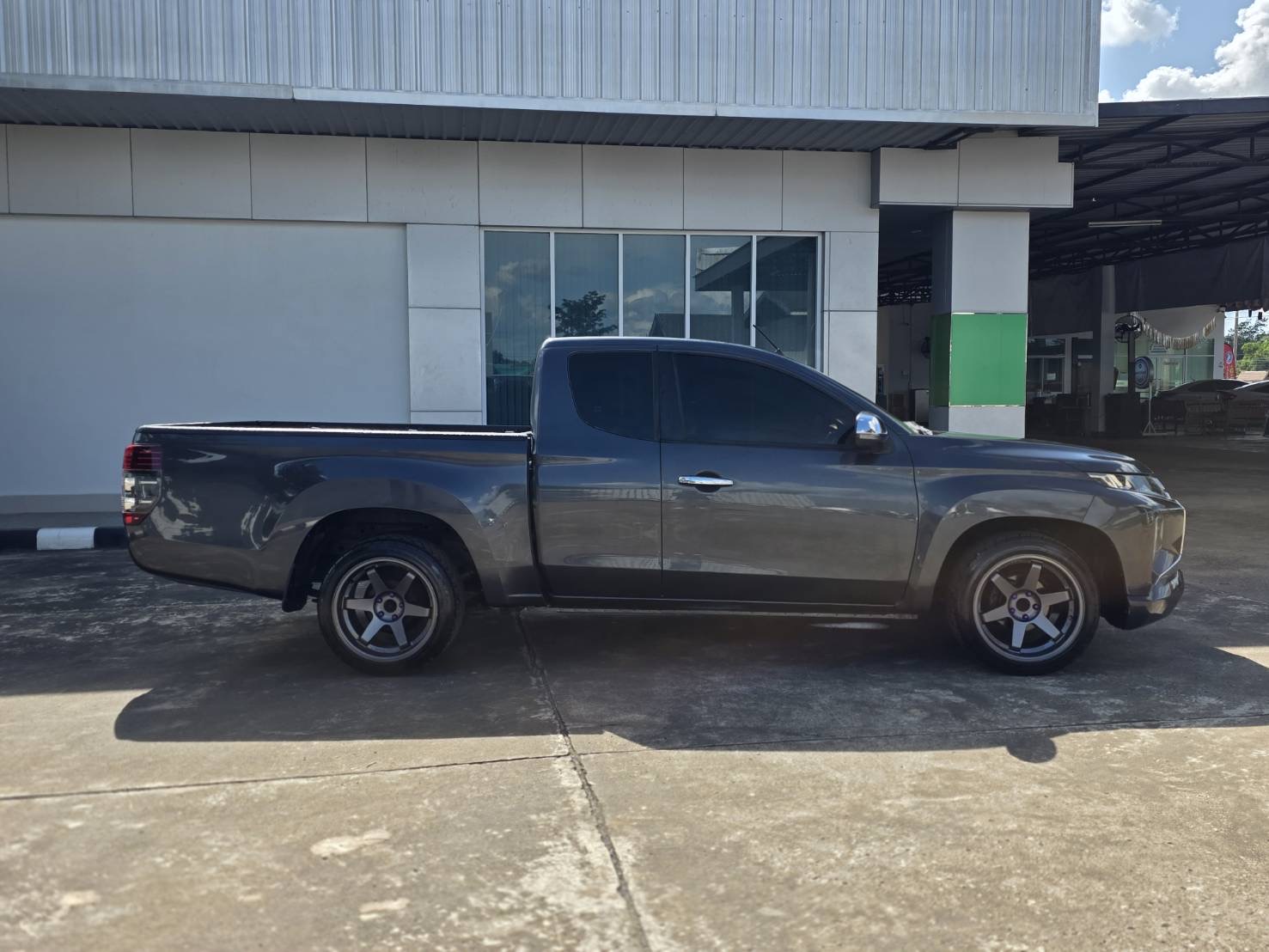Car image 11